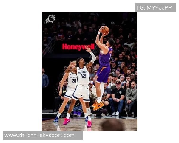 文班低位强攻遭布克防守犯规本场第4次犯规引发争议