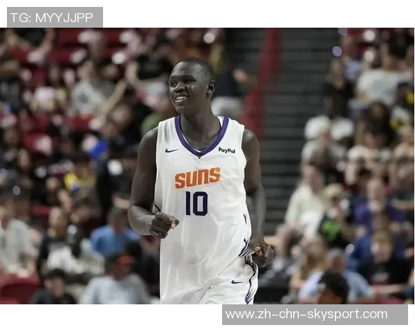 布克赞马卢阿奇表现出色积极拼搏与身体对抗令人印象深刻